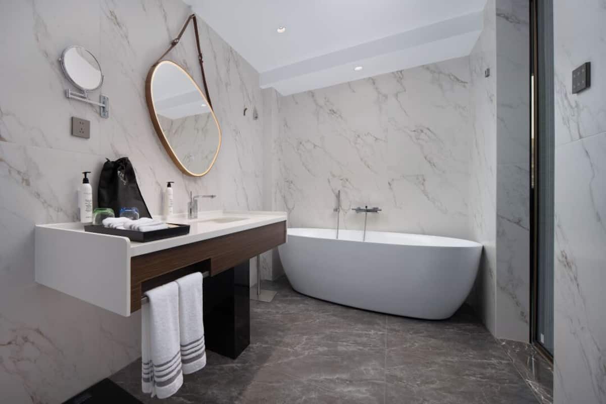 主题榻榻米房 | 高档床上用品、记忆海绵床垫、办公桌、笔记本电脑工作区