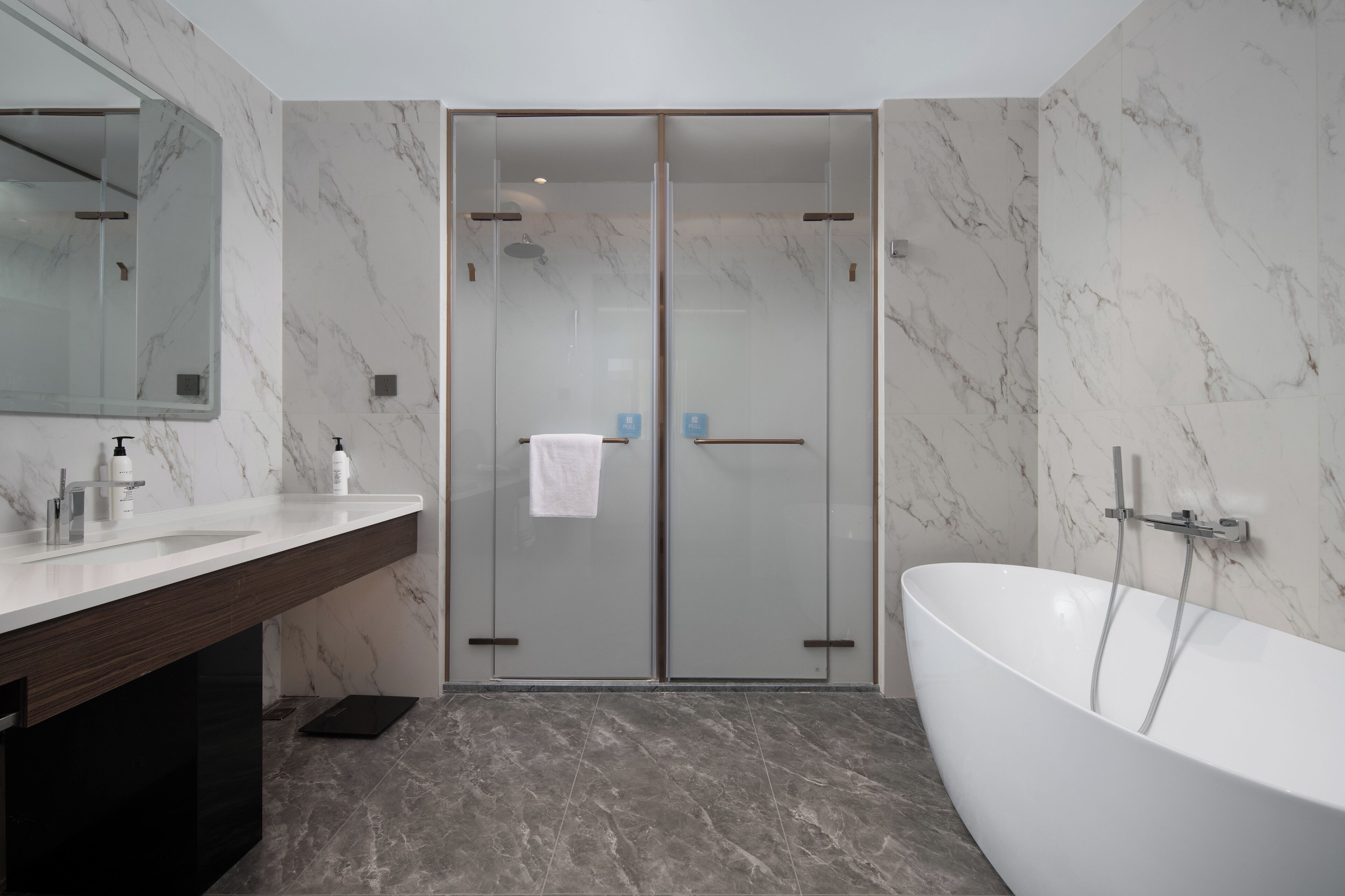 Luxury-Suite, Klimaanlage, Stadtblick | Badezimmer | Kostenlose Toilettenartikel, Haartrockner, Hausschuhe, Handtücher
