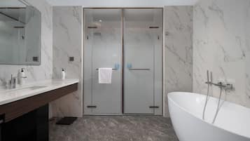 Yuehua Suite | Bathroom | Free toiletries, hair dryer, slippers, towels