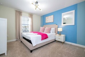 Desk, iron/ironing board, WiFi, bed sheets - Cozy Townhouse 4Bd Near Disney| Private Pool & BBQ (Davenport)