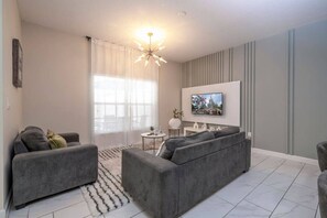 TV - Cozy Townhouse 4Bd Near Disney| Private Pool & BBQ (Davenport)