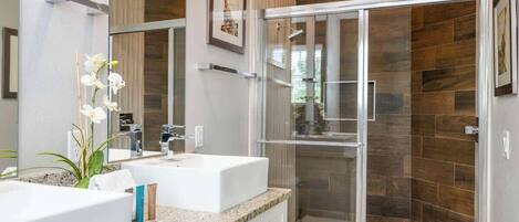 Dusche, Haartrockner, Shampoo