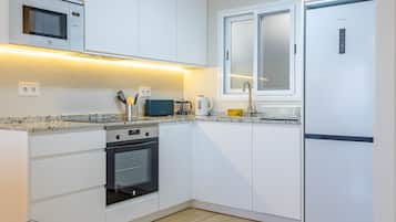 Kylskåp, mikrovågsugn, ugn och kaffe- och tebryggare