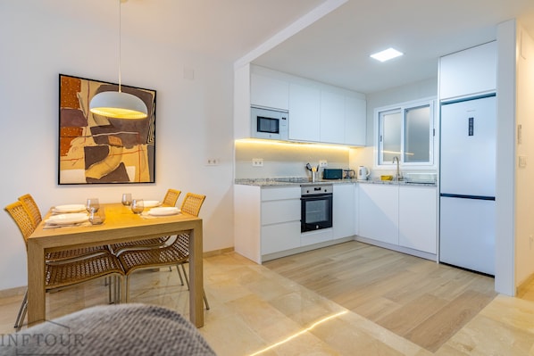 Fridge, microwave, oven, coffee/tea maker