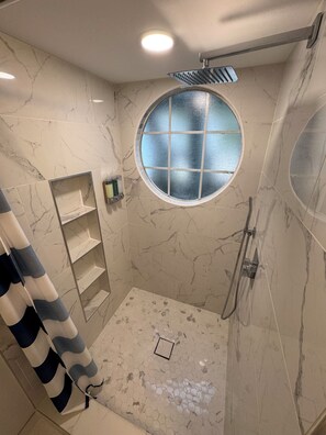 Haartrockner, Handtücher, Seife, Toilettenpapier