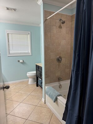 Shower, towels, soap, toilet paper - The Ruston Homestead close to LATech and Ruston Sports Complex (Ruston)