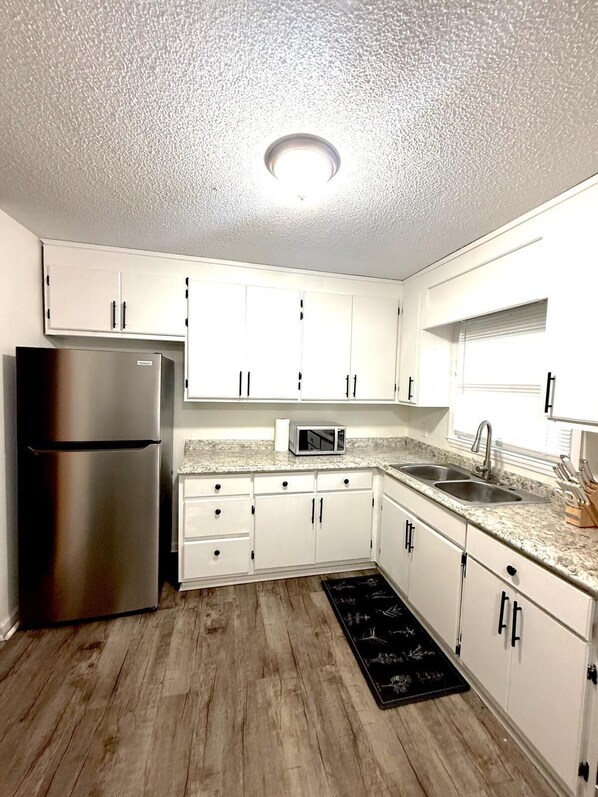 Réfrigérateur, four à micro-ondes, un four, surface de cuisson