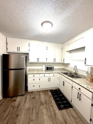 Minutes from Downtown Huntsville-Greenside Cottage