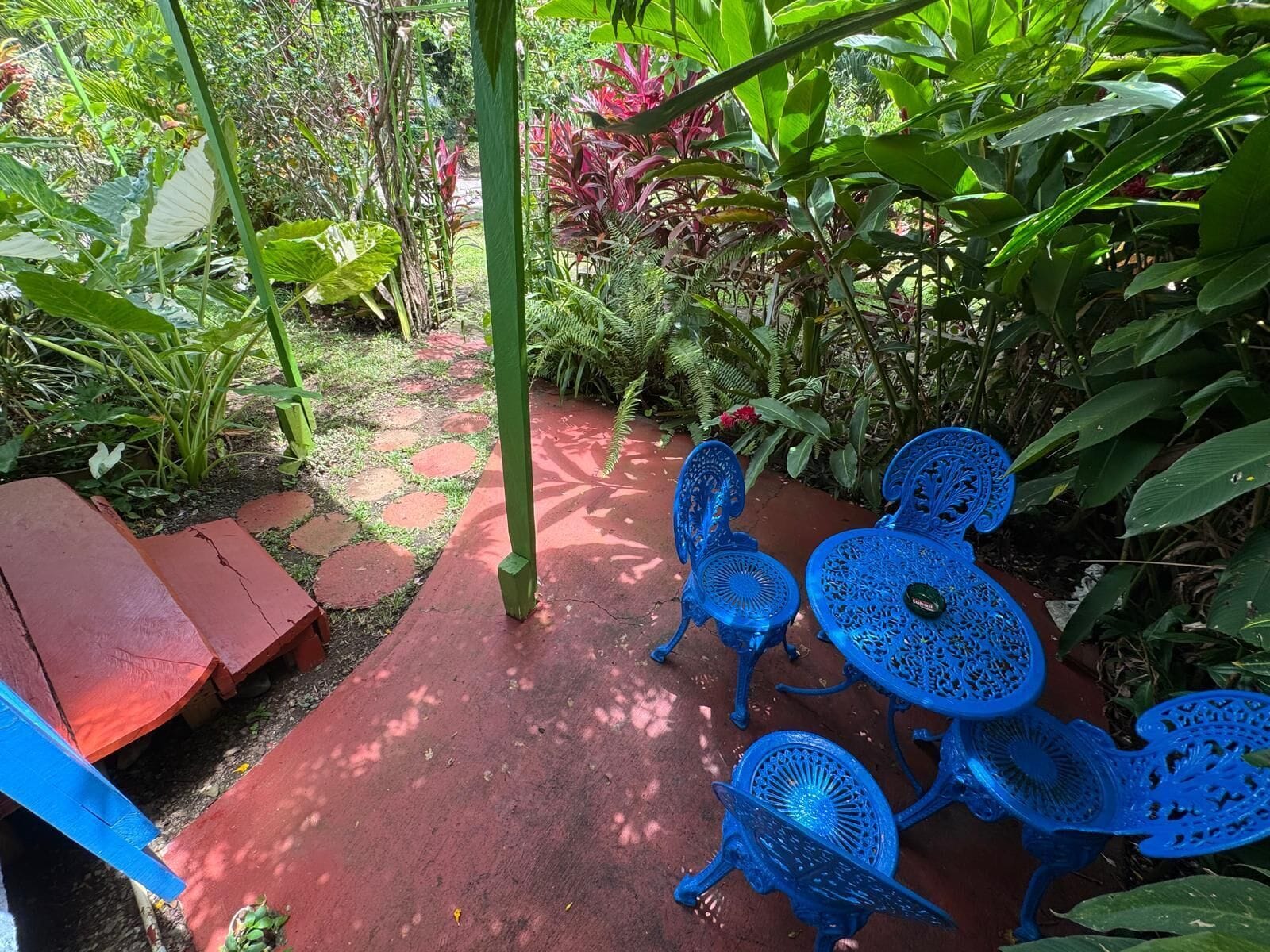 Bangalô, varanda, vista para o jardim | Terraço/pátio