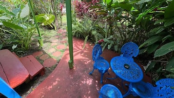 Bangalô, varanda, vista para o jardim | Terraço/pátio