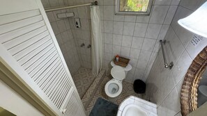 Estudio, patio, vistas al jardín | Baño