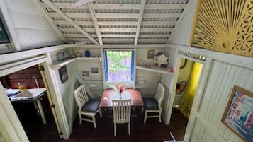 Bungalow, patio, vue jardin | Restauration dans la chambre