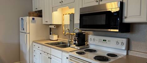 冷蔵庫、電子レンジ、オーブン、コンロ