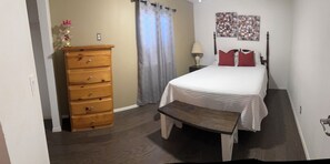 2 Schlafzimmer, Zimmersafe, Schreibtisch, Bügeleisen/Bügelbrett