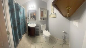 Milieuvriendelijke toiletartikelen, een haardroger, handdoeken, zeep