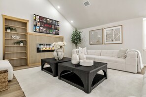 Smart TV, fireplace - Spacious 5BR Dallas – Pool & Pet OK, Sleeps 12 (Dallas)