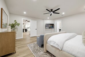 5 bedrooms, desk, iron/ironing board, travel cot - Spacious 5BR Dallas – Pool & Pet OK, Sleeps 12 (Dallas)