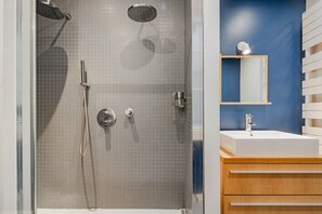 Hair dryer, towels - Blueground | Saint-Georges, view, nr Sacré-Cœur (Paris)