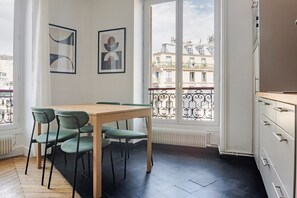 Dining - Blueground | Saint-Georges, view, nr Sacré-Cœur (Paris)