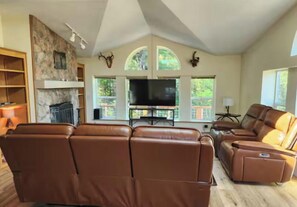 TV, books - Nature's Nest-Brookings Retreat (Brookings)