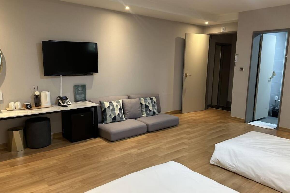 Economy Twin Room | Free WiFi, bed sheets
