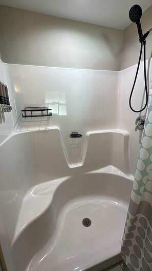 Dusche, Haartrockner, Bidet, Handtücher