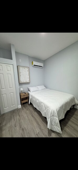 1 habitación, tabla de planchar con plancha, wifi y ropa de cama 