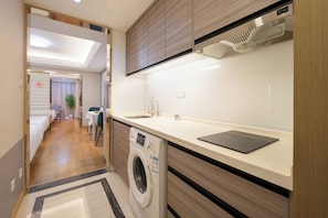 Superior Studio Suite | Private kitchen | Fridge, microwave, stovetop, cookware/dishes/utensils