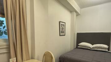 1 habitación, tabla de planchar con plancha, wifi y ropa de cama