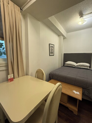 Deluxe Queen Suite, Private Bathroom & Kitchenette