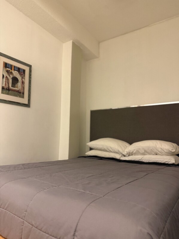 1 habitación, tabla de planchar con plancha, wifi y ropa de cama 