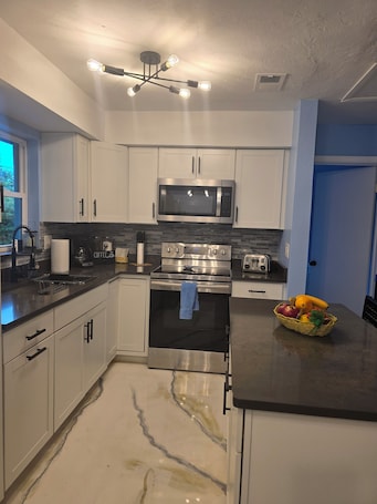 Microwave, oven, stovetop. Charming 2-bedroom house in lovely Sarasota with yard.