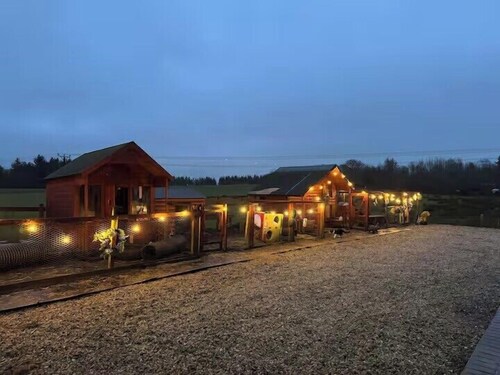 Relaxing 5-star farm stay, sleeps 20 with spa!