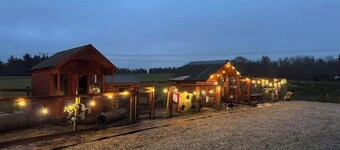 Relaxing 5-star farm stay, sleeps 20 with spa!