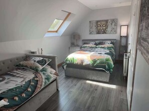 5 habitaciones, tabla de planchar con plancha, wifi y ropa de cama
