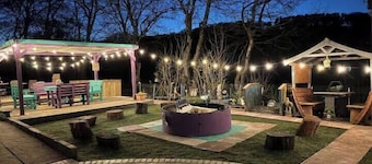 Shotts Luxury 5-Bed Retreat, Sleeps 19 & Hot Tub