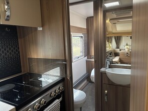 Shower, hair dryer, towels - 4 Guests - Pet Friendly - Durham Caravan Retreat (Durham)