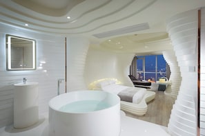 Studio Suite Eksklusif | Kamar mandi | Bathtub dan shower terpisah, bathtub besar,  dan pancuran hujan