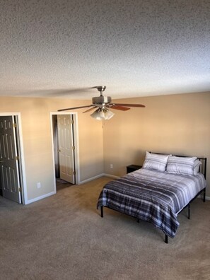 5 bedrooms, iron/ironing board, WiFi, bed sheets