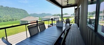 River Bluff Getaway– Upper 3BR/2BA Upper Level Unit with Gorgeous Deck Views