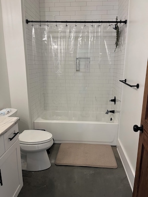 Regadera, toallas, jabón, papel de baño