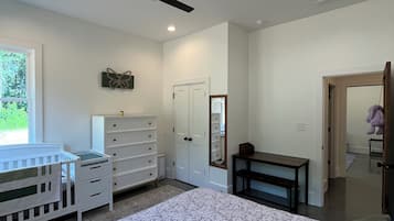 3 bedrooms, travel crib, WiFi, bed sheets