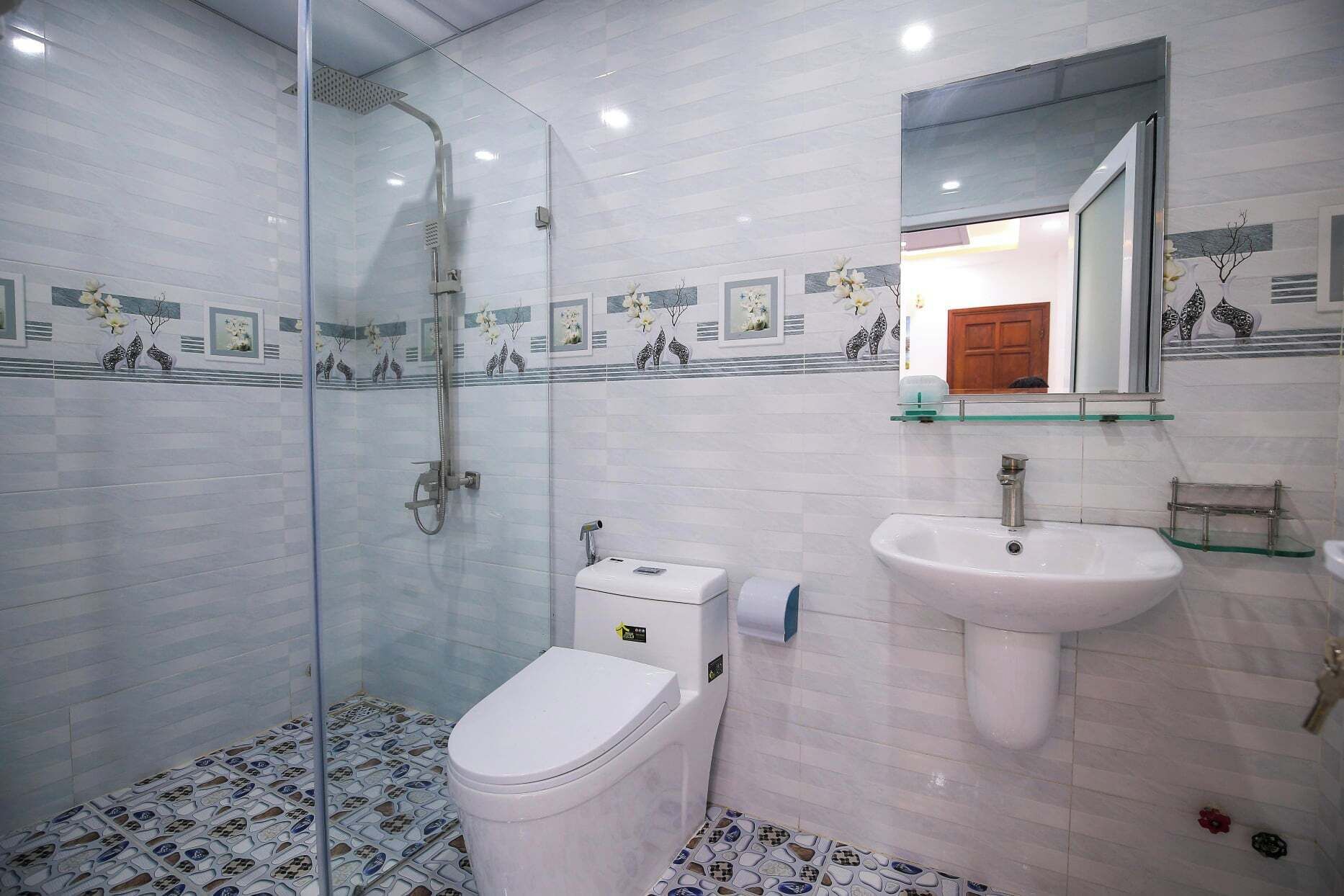 Ducha, artículos de tocador gratuitos, secador de pelo, toallas