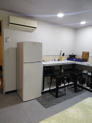 Mikrowelle, Herdplatte, Wasserkocher mit Kaffee-/Teezubehör, Toaster