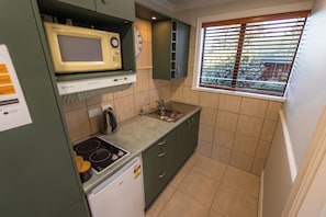 Réfrigérateur, micro-ondes, plaque de cuisson, grille-pain