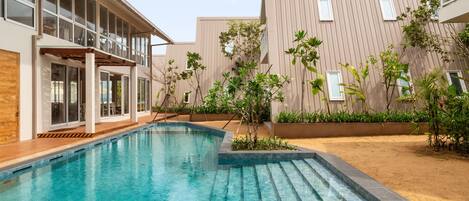 Una piscina al aire libre