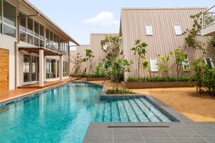 Una piscina al aire libre