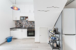 Kühlschrank, Mikrowelle, Ofen, Geschirrspüler