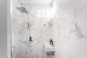 Ducha, secador de pelo y toallas