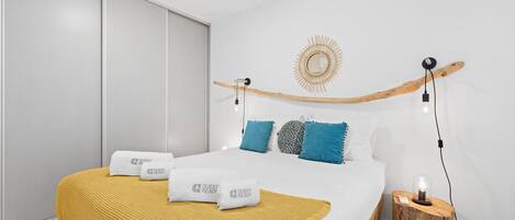 2 bedrooms, iron/ironing board, internet, bed sheets